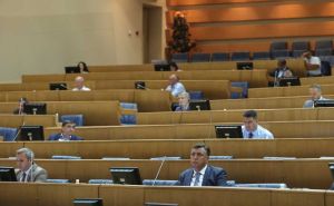 Nastavljena sjednica na kojoj poslanici BiH razmatraju zakone o vinu i strancima