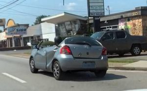 Pogledajte snimak u kojem 'pola' Toyote Yaris se kreće cestom