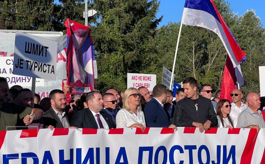 Sramni natpis u rukama Željke Cvijanović na okupljanju u Doboju: 'Granica postoji'