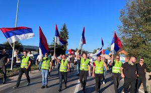 Blokiran saobraćaj i na entitetskoj liniji kod Doboja: Sramotne poruke i 'trobojke'