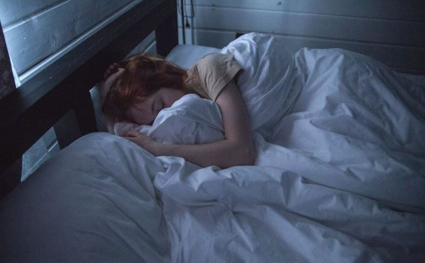 Stručnjak upozorio: Spavanje na desnoj strani može biti opasno po vaše zdravlje