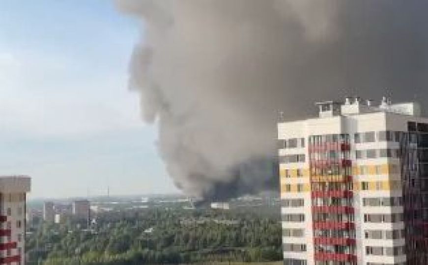 Haotične scene u Sankt Peterburgu: Izbio veliki požar, crni dim nadvio se nad gradom