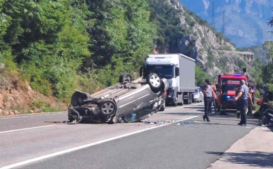 Teška saobraćajna nesreća u Mostaru: Automobil se prevrnuo, ima i povrijeđenih