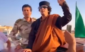 Ko je ovaj čovjek na ulicama Libije: Veliku pažnju privukla osoba koja liči na Gaddafija