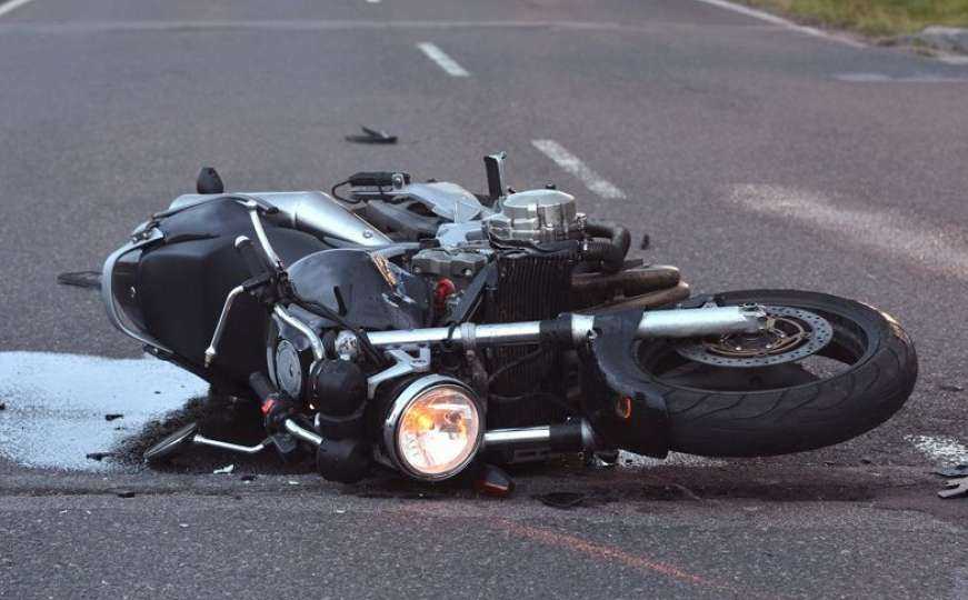 Još jedna tragična nesreća u BiH: Poginuo motociklista, uhapšen vozač Yuge