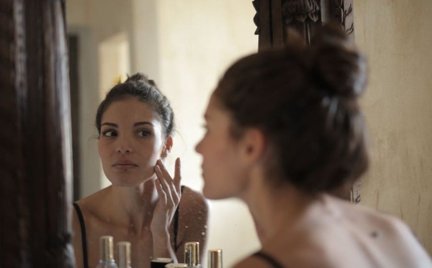 Novi TikTok beauty trend je pranje lica sa sodom bikarbonom, evo šta kažu dermatolozi...