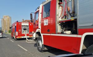 Požar u Žepču: Planuo autobus, na terenu vatrogasci