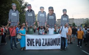 Haos u Skupštini Srbije: Pištaljke, zvižduci i transparenti na sjednici
