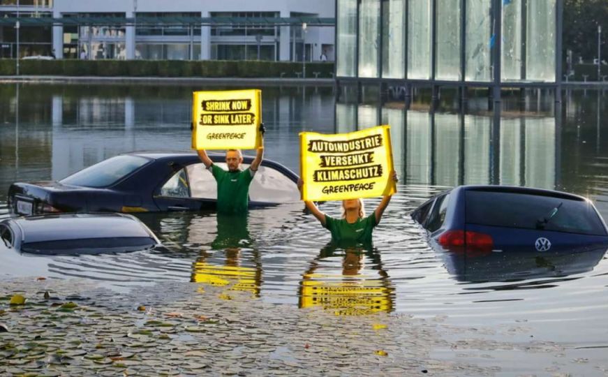 Haos na sajmu automobila u Njemačkoj: Klimatski aktivisti potapali dijelove vozila u jezero
