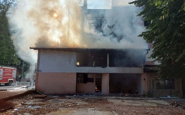 Požar u Istočnom Sarajevu: Gorio objekat, intervenirali vatrogasci