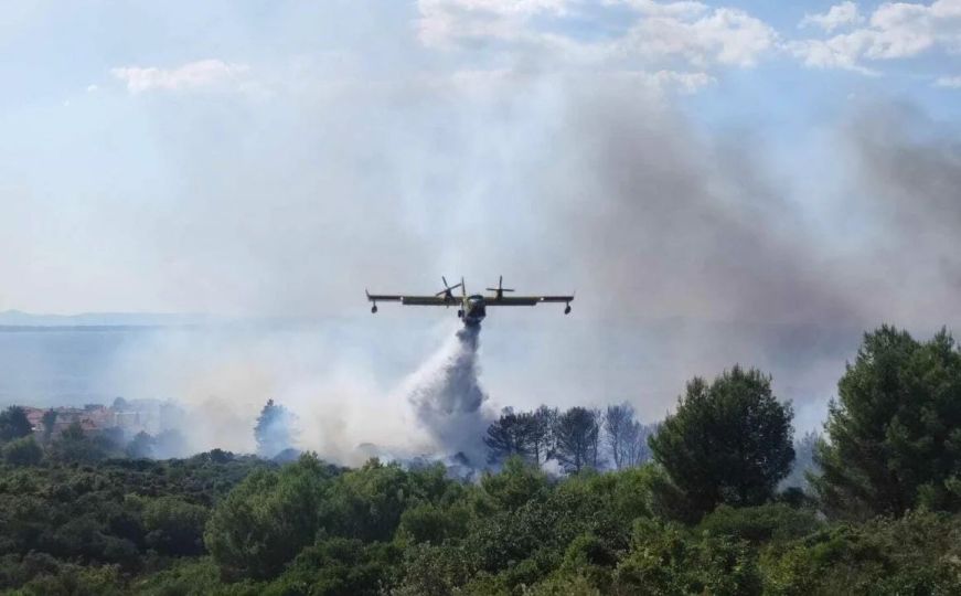 Katastofa na rubu popularnih dalmatinskih ljetovališta: Izbio veliki požar, crni dim iznad šume