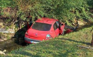 Tragedija u BiH: Automobil sletio u kanal, jedna osoba poginula
