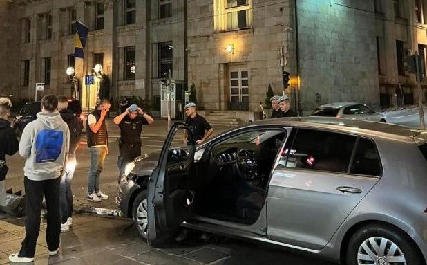 Saobraćajna nesreća u centru Sarajeva: Golfom oborio semafor, završio na trotoaru