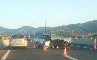 U nesreći na autoputu kod Sarajeva povrijeđene četiri osobe