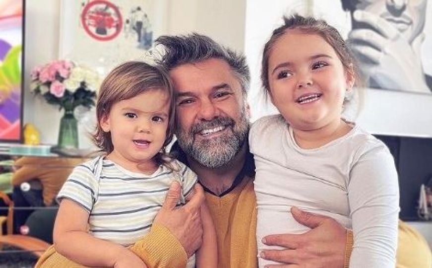 Charles Pearce je s kćerkama u Istri, a jedna stvar ga prilično muči: 'Dok Elle nema uradit ću ovo'