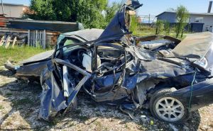 Stravična saobraćajna nesreća kod Sanskog Mosta: Iz smrskanog vozila ispao mladić, preminuo je