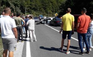 Teška nesreća u Semizovcu: Povrijeđeni prebačeni u bolnicu, saobraćaj potpuno obustavljen