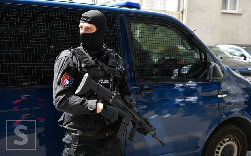 Dramatične scene u centru Sarajeva: Policajaci savladali agresivnog muškarca s nožem