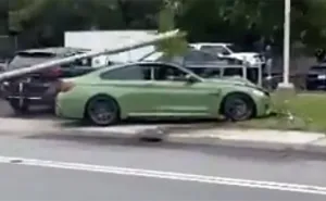 Uznemirujući snimak: Vozač BMW-a 'pokosio' dva pješaka pa se zabio u banderu
