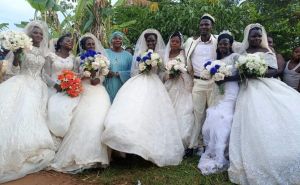 Nevjerovatno: Muškarac u Ugandi istog dana oženio sedam žena, među njima dvije sestre