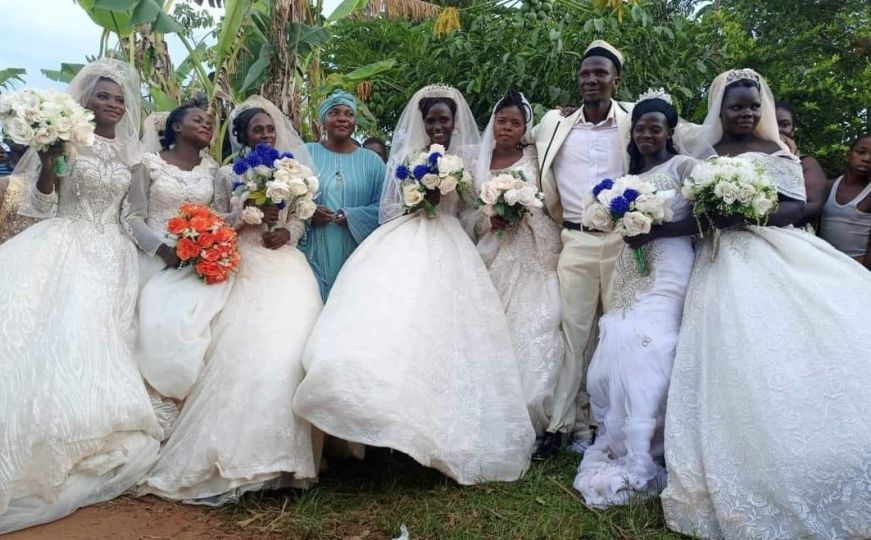 Nevjerovatno: Muškarac u Ugandi istog dana oženio sedam žena, među njima dvije sestre
