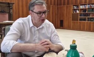Vučić objavio bizaran video u kojem jede parizer s ministrima: ‘Siniša, evo majonez‘