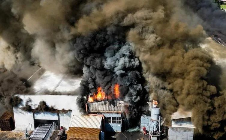 MUP HNK o velikom požaru u Mostaru: Izgorjela 34 vozila, 300 automobilskih guma, alat...