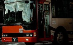 Građani spasili tinejdžera nakon što je pao pod točkove autobusa: Podigli vozilo da ga oslobode
