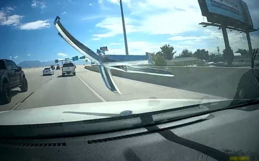 Snimak bizarne nesreće na autoputu: Mirnu vožnju prekinula - stolica