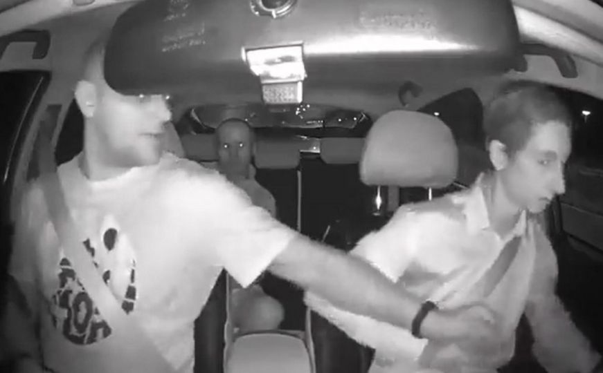 Snimljen zastrašujući napad dvojice huligana na vozača taxija