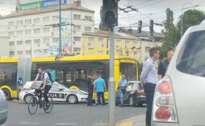 Saobraćajni kolaps u centru Sarajeva: Sudarili se trolejbus i automobil