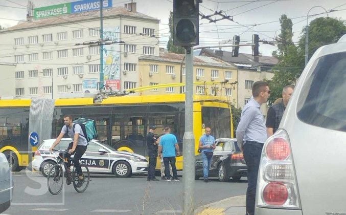 Saobraćajni kolaps u centru Sarajeva: Sudarili se trolejbus i automobil