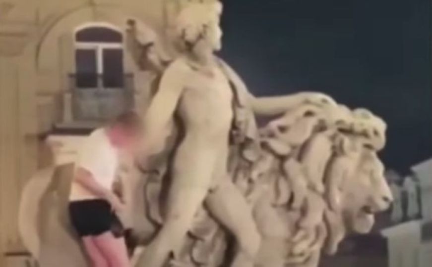 Turista pokušao 'zajahati' statuu vrijednu 150 miliona dolara, pa napravio veliku štetu