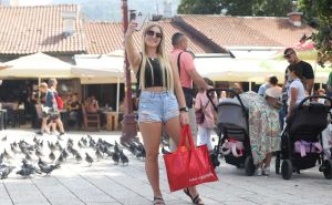 Ugodno vrijeme - savršeno za šetnju: Stari dio Sarajeva pun građana