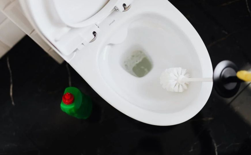 Trik za uklanjanje tvrdokornih mrlja iz WC šolje: Potreban vam je 1 sastojak koji imate u kuhinji