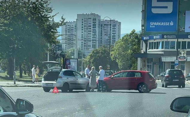 Saobraćajni kolaps u Sarajevu zbog udesa: Sudarila se dva automobila na raskrsnici