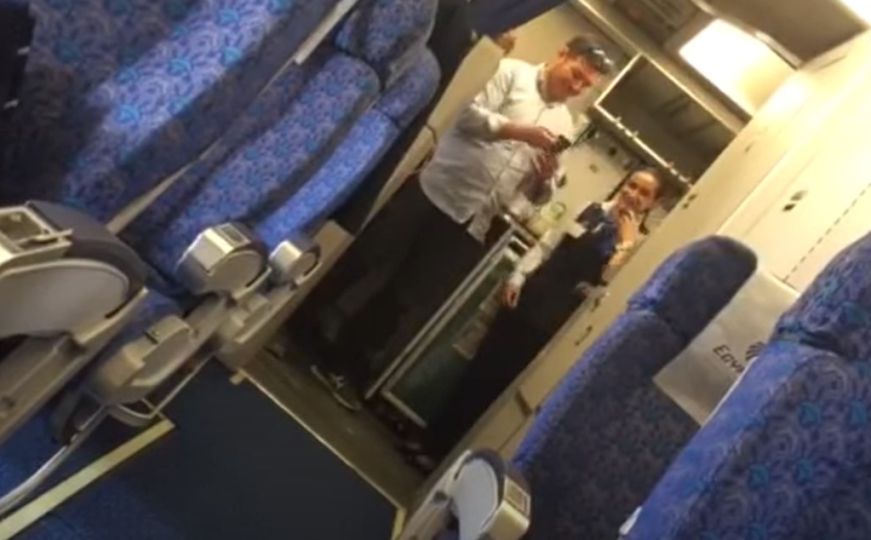 Svijet u kojem živimo: Muškarac zamolio teroristu za 'selfie' dok ga je držao za taoca u avionu