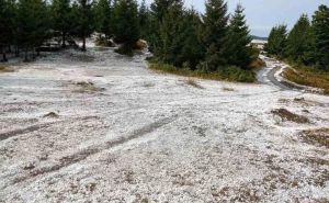 Jako nevrijeme pogodilo Željezno Polje: Prekriveno ledom kao da je snijeg