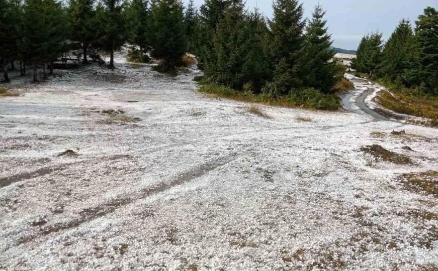 Jako nevrijeme pogodilo Željezno Polje: Prekriveno ledom kao da je snijeg
