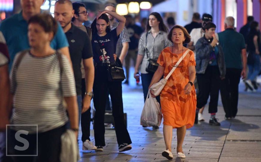 Građani iskoristili ugodne temperature: Mnogo ljudi na ulicama Sarajeva