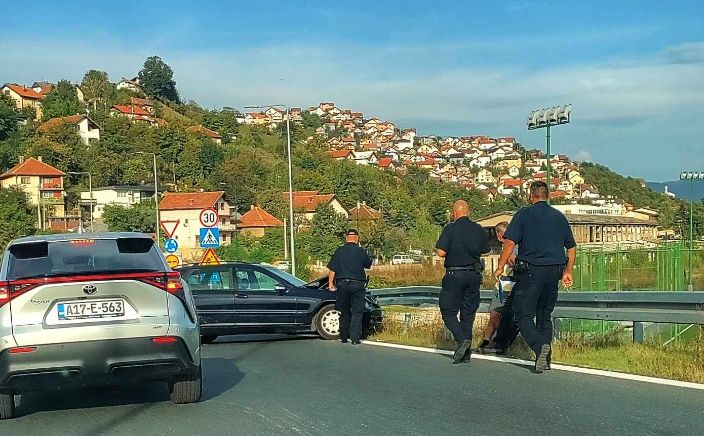 Udes na ulazu u Sarajevo: Automobilom udario u bankinu, gužve u saobraćaju