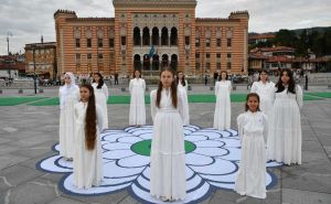 Sjećanje na Srebrenicu: U Sarajevu održan performans "Cvijet istine i nade"