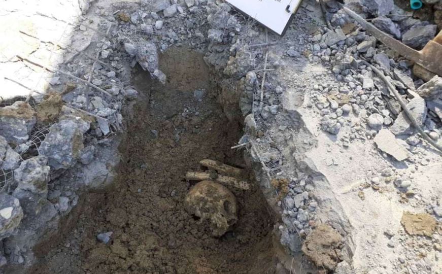 Posmrtni ostaci žrtve proteklog rata ekshumirani u dvorištu kuće u Brčkom