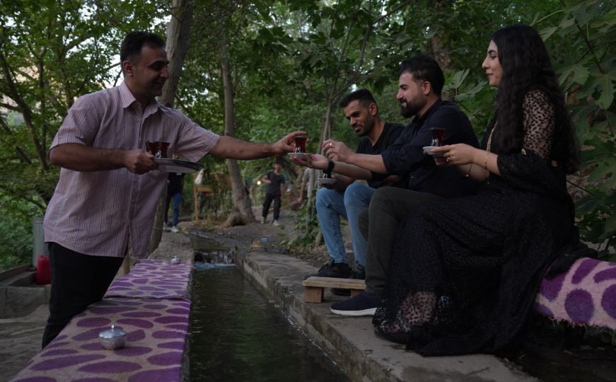 Granicu dijeli pola metra širok kanal: Čaj skuhan u Iraku služi se u - Iranu
