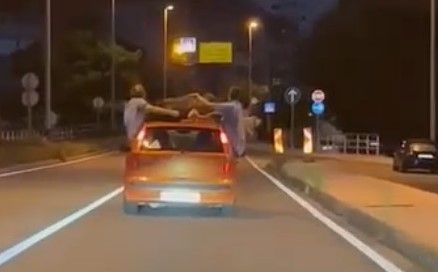 Rubrika 'za nepovjerovati': Muškarac ležao na krovu automobila koji je jurio cestom
