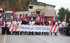 Ponovo se okupile Dodikove pristalice: Blokirali magistralni put kod Sarajeva, nose trobojke