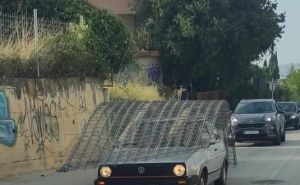 Samo na Balkanu: Vozač natovario armaturnu mrežu na Golfa dvojku