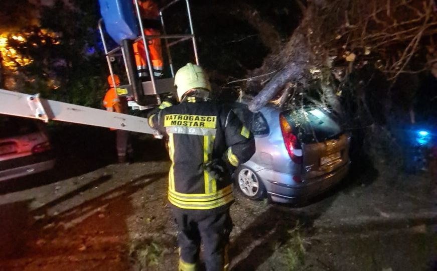 Snažno nevrijeme izazvalo velike štete u Mostaru i Čapljini: Potopljene ulice, porušena stabla...