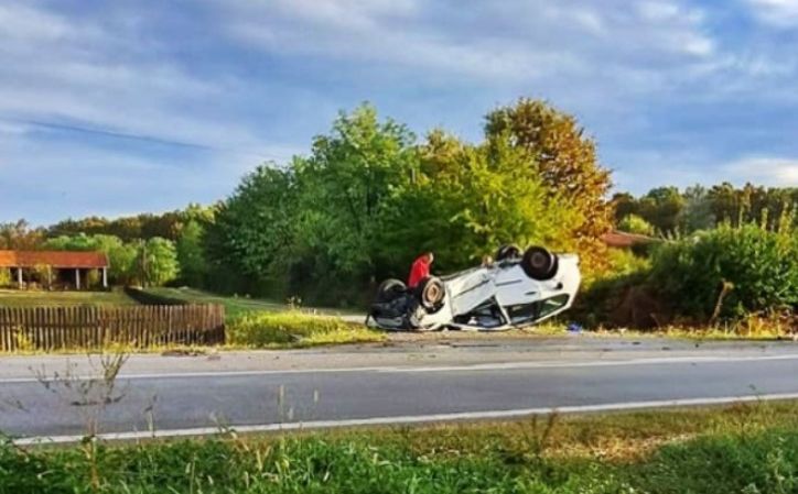 Tragedija u BiH: Žena automobilom sletjela sa puta, vozilo završilo na krovu, poginula je