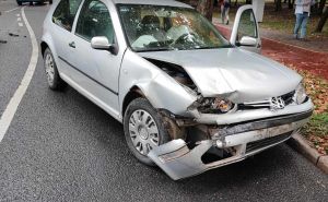 Detalji nesreće u Sarajevu: Ukrali vozilo u Ilijašu, izazvali udes - jedan uhapšen, drugi pobjegao